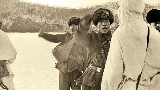 Китайские военные угрожают советским пограничникам, остров Даманский, 1969 г